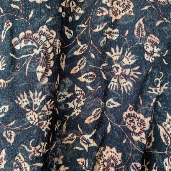 V-neck Ruffled Blouse, size 6, h&m - Picture 10 of 16